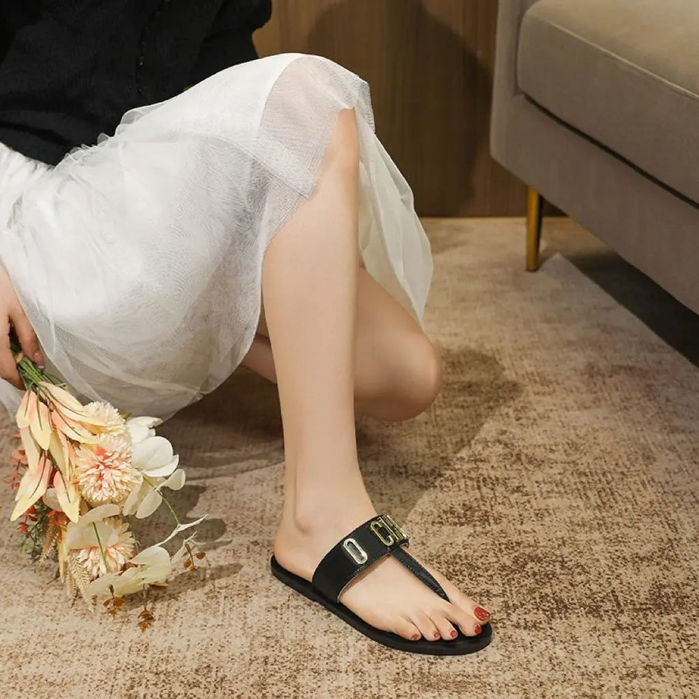 This casual slippers are designed for women to wear outside with flip-flops and a flat bottom in a European and American style