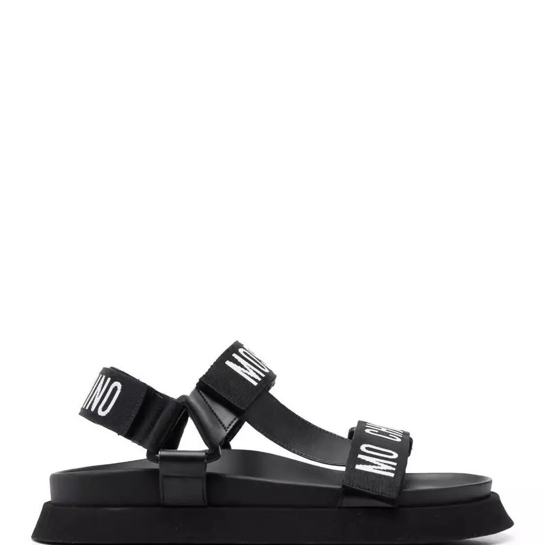 This casual slippers are designed for women to wear outside with flip-flops and a flat bottom in a European and American style